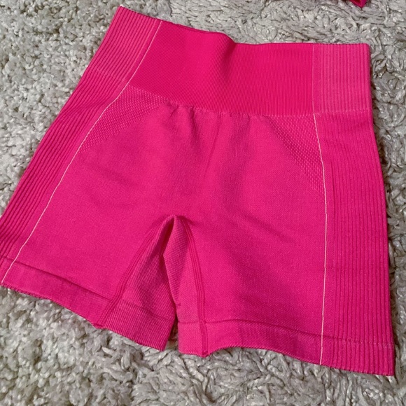 Ultra seamless cyber pink BRA + SHORTS SET 💖 - Picture 5 of 6